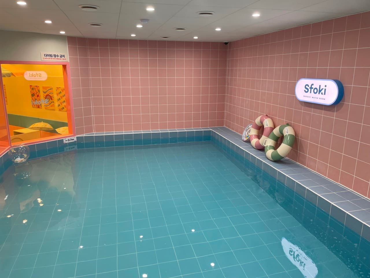 원주점 프라이빗 워터룸 — Sfoki 사인이 걸린 타일 벽면과 실내 수영장